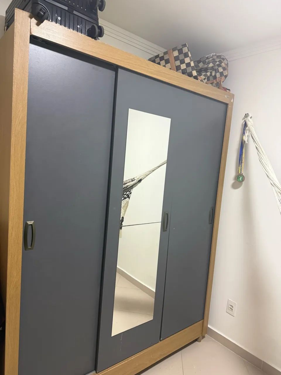 Guarda roupa semi novo 