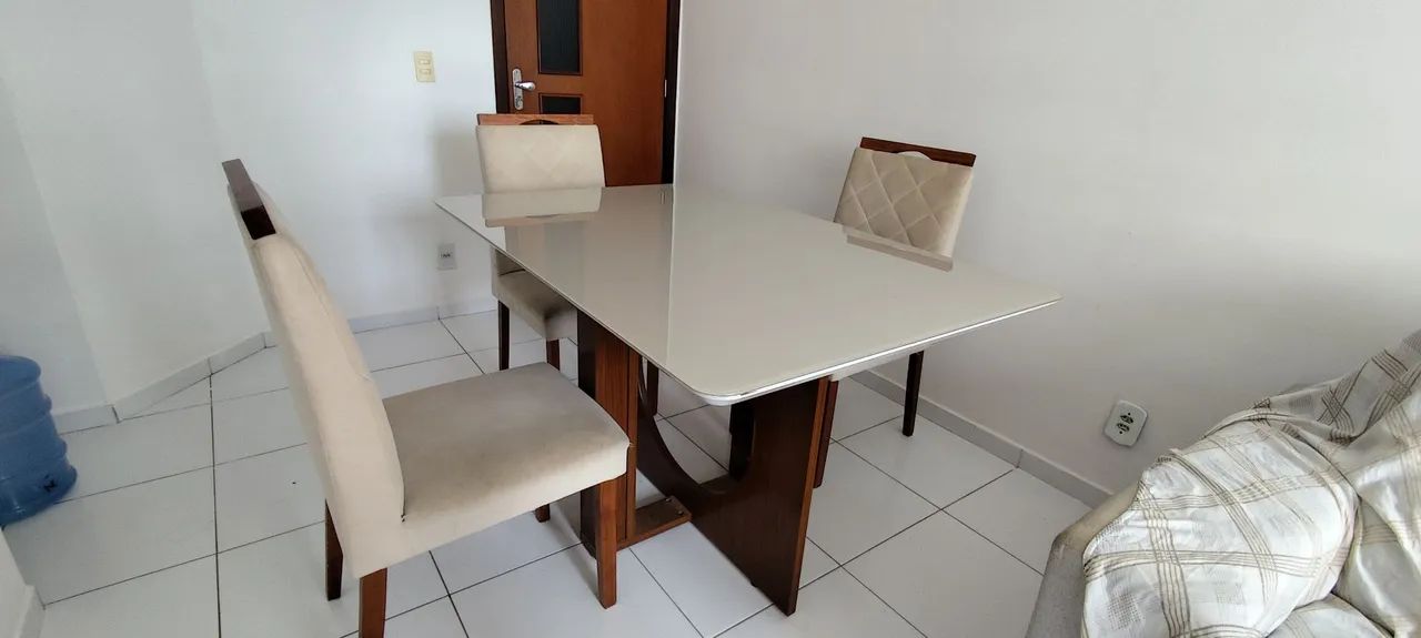 Mesa de jantar com tampo de vidro, base de madeira com três cadeiras  - Foto 4