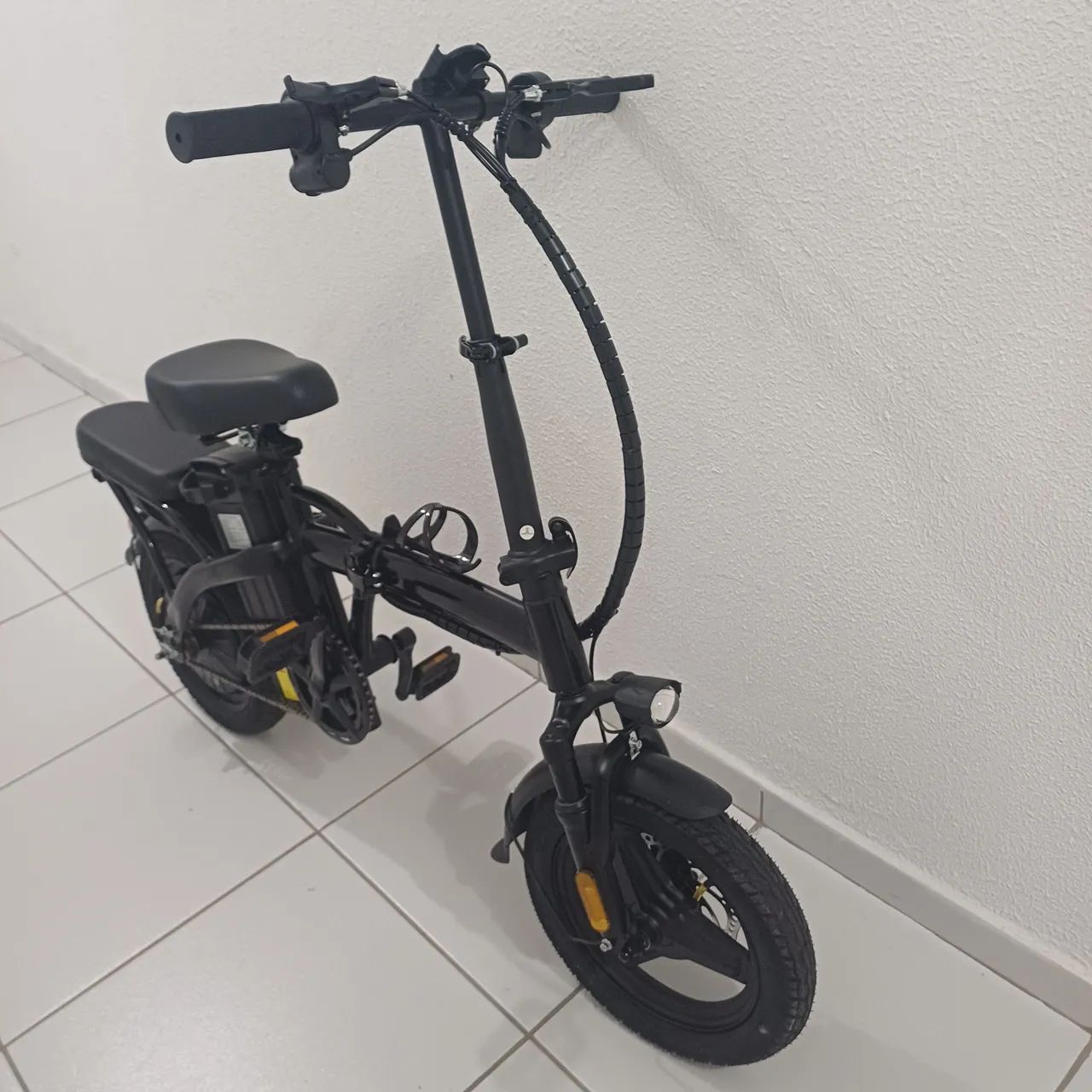 Bicicleta elétrica,  sem uso