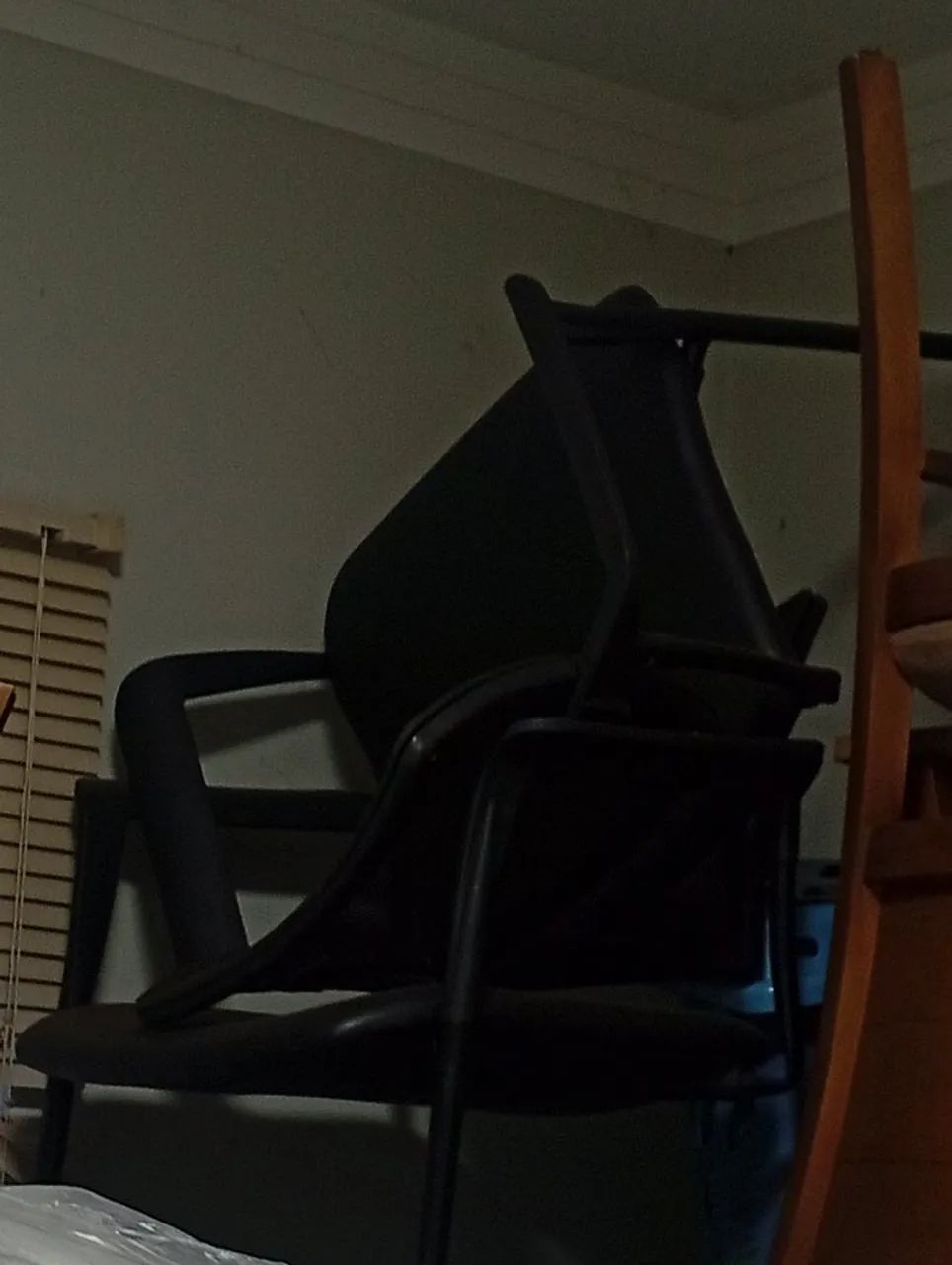 Vendo armário ,cadeiras e sofá. - Foto 4