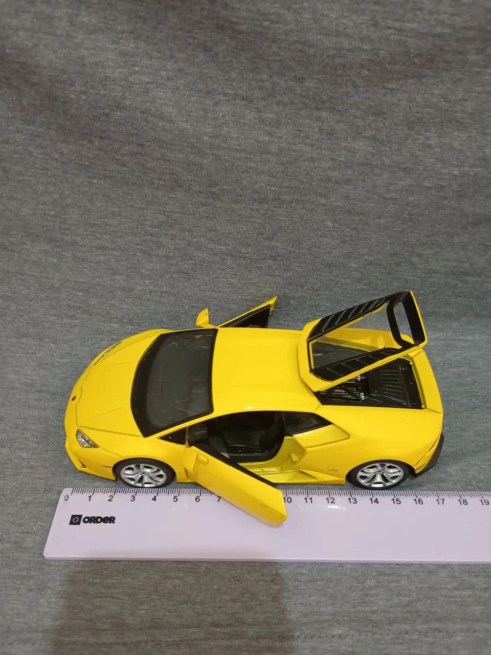 Carro colecionável Lamborghini huracan 1:24