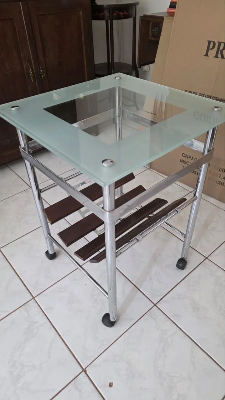 Mesa lateral em vidro 