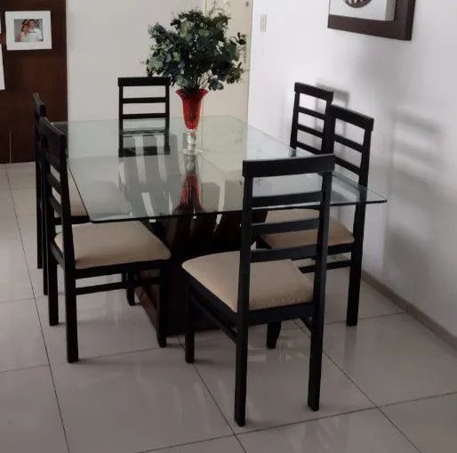 Mesa de jantar retangular com 6 cadeiras 