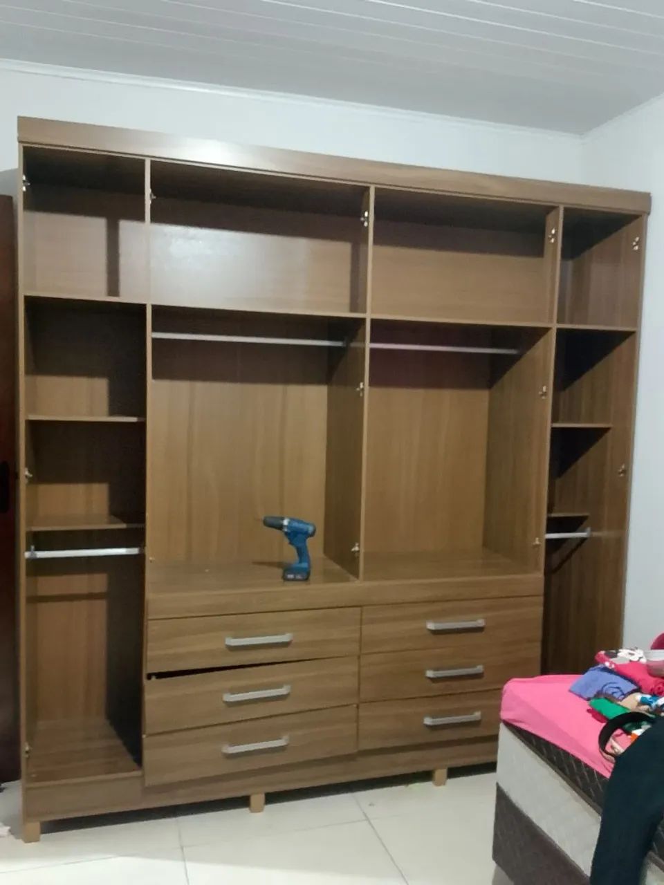Vendo guarda roupa super conservado entrega e montagem grátis  - Foto 2