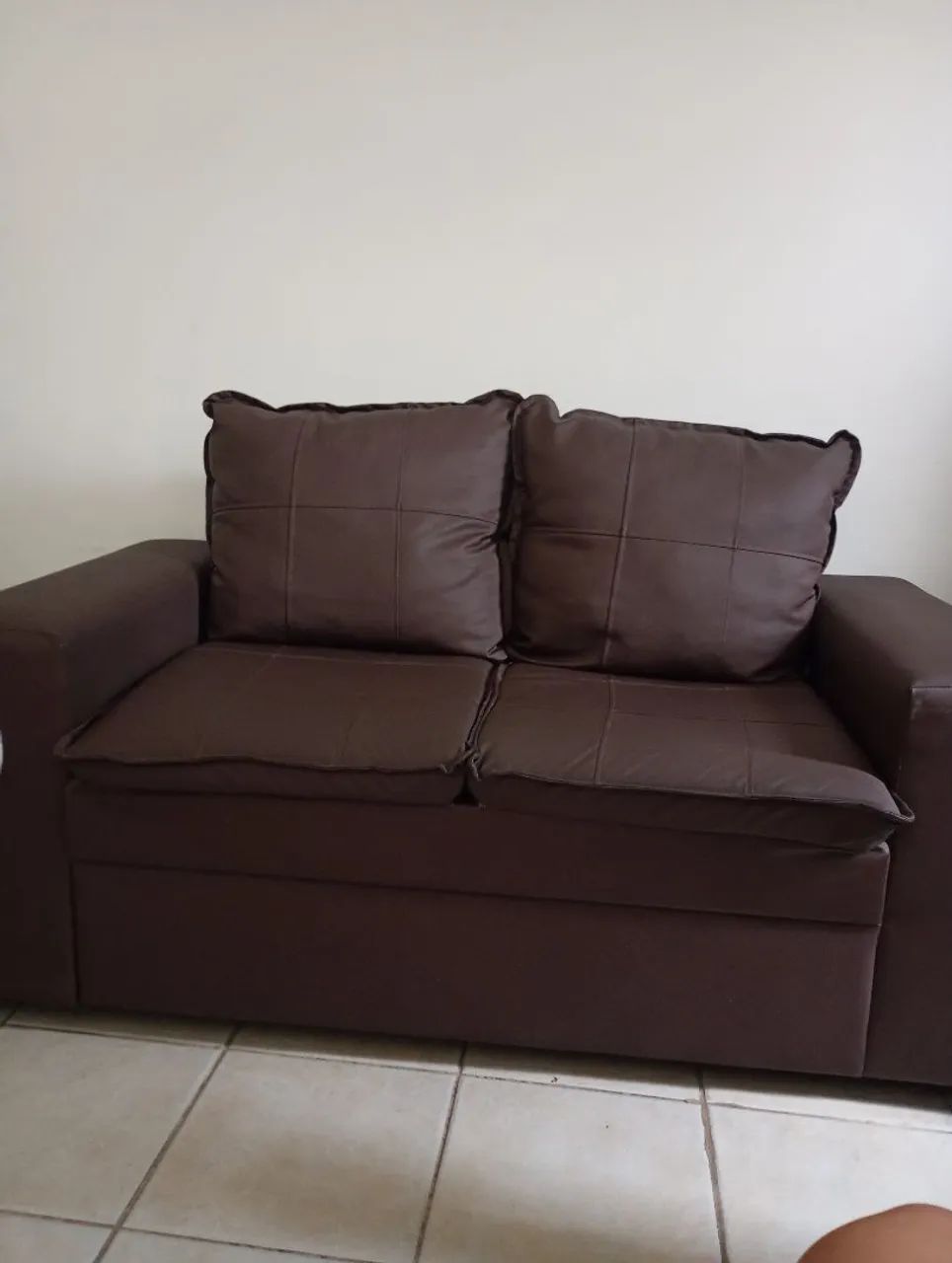 Vendo jogo de sofá 2 e 3 lugares! Valor 480,00 ! Com pequeno defeito! Fácil de limpar! - Foto 2