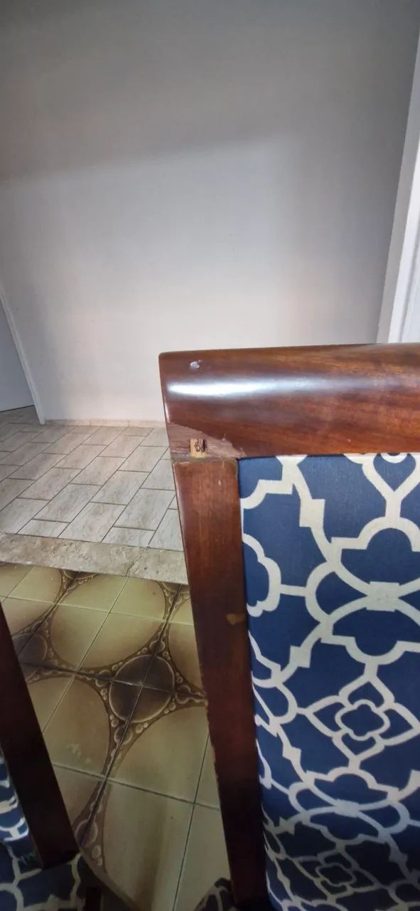 Mesa + 8 cadeiras em madeira maciça - Foto 5