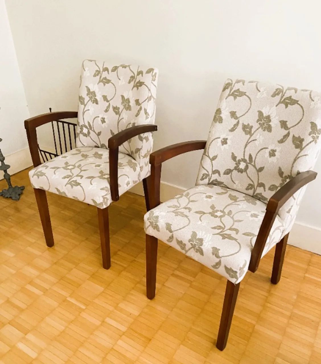 Par de poltronas com estofamento em tecido floral