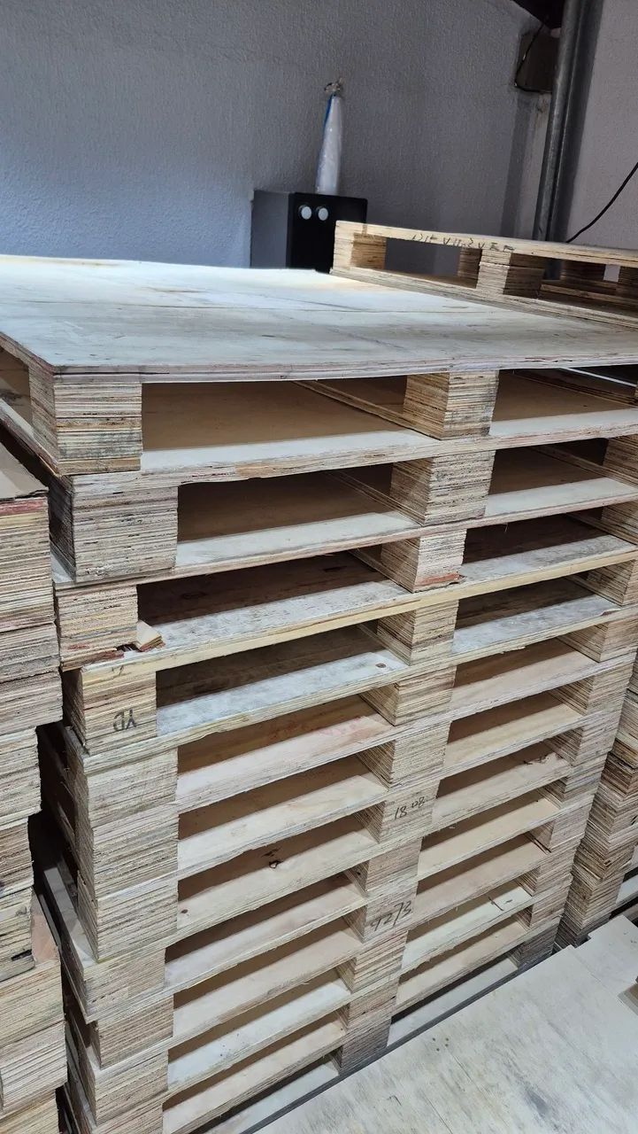 Pallets seminovos compensado medida 1.10 por 1.30 mt reforçado, entregamos.  - Foto 4