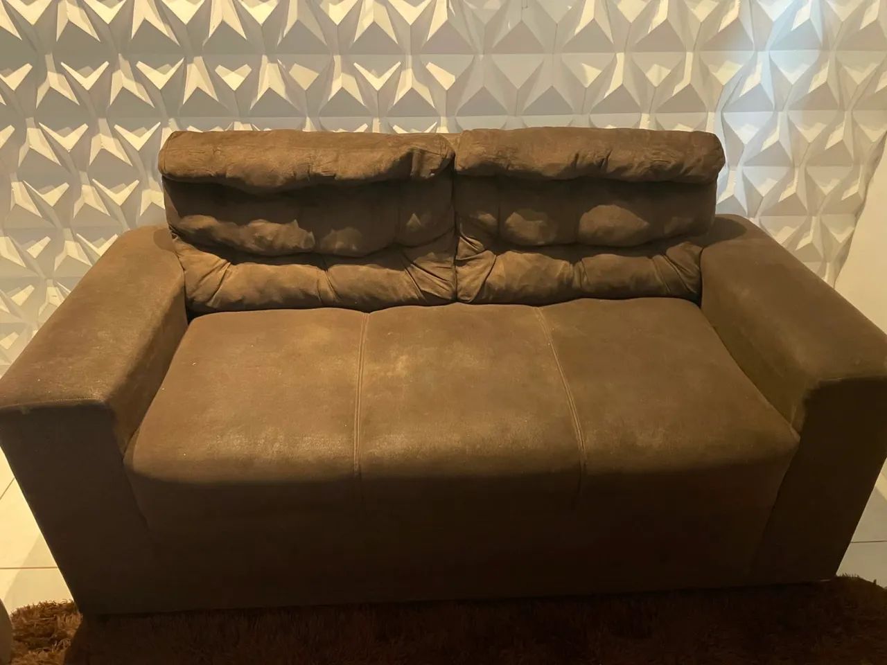 SOFÁ 3 LUGARES USADO MAIS BEM CONSERVADO ACOMPANHA 2 PUFS  - Foto 2