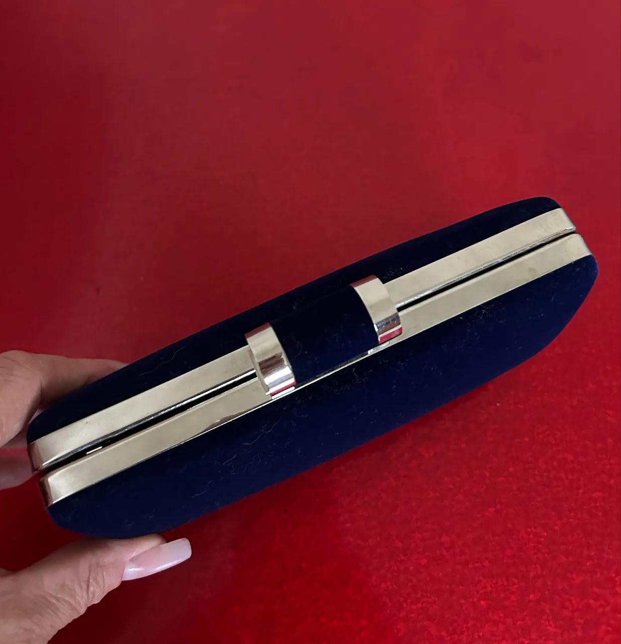 Bolsa clutch com acabamento em veludo  - Foto 4