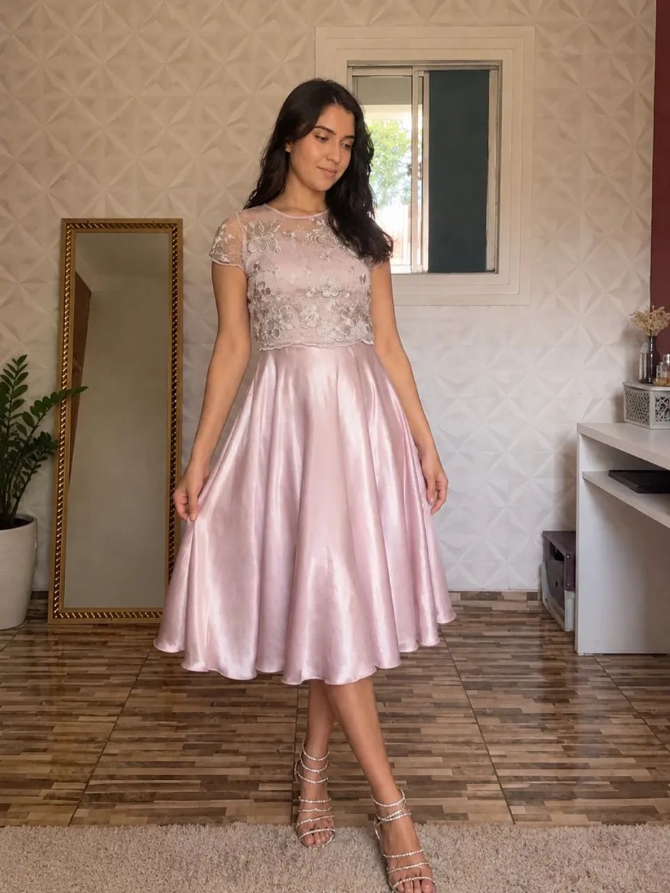 Vestido de festa com renda bordada