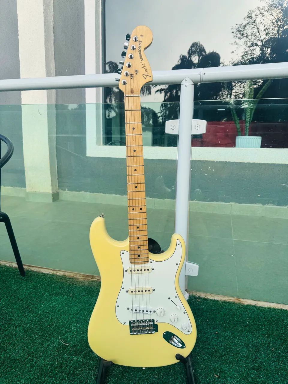 Fender Américana amarela 