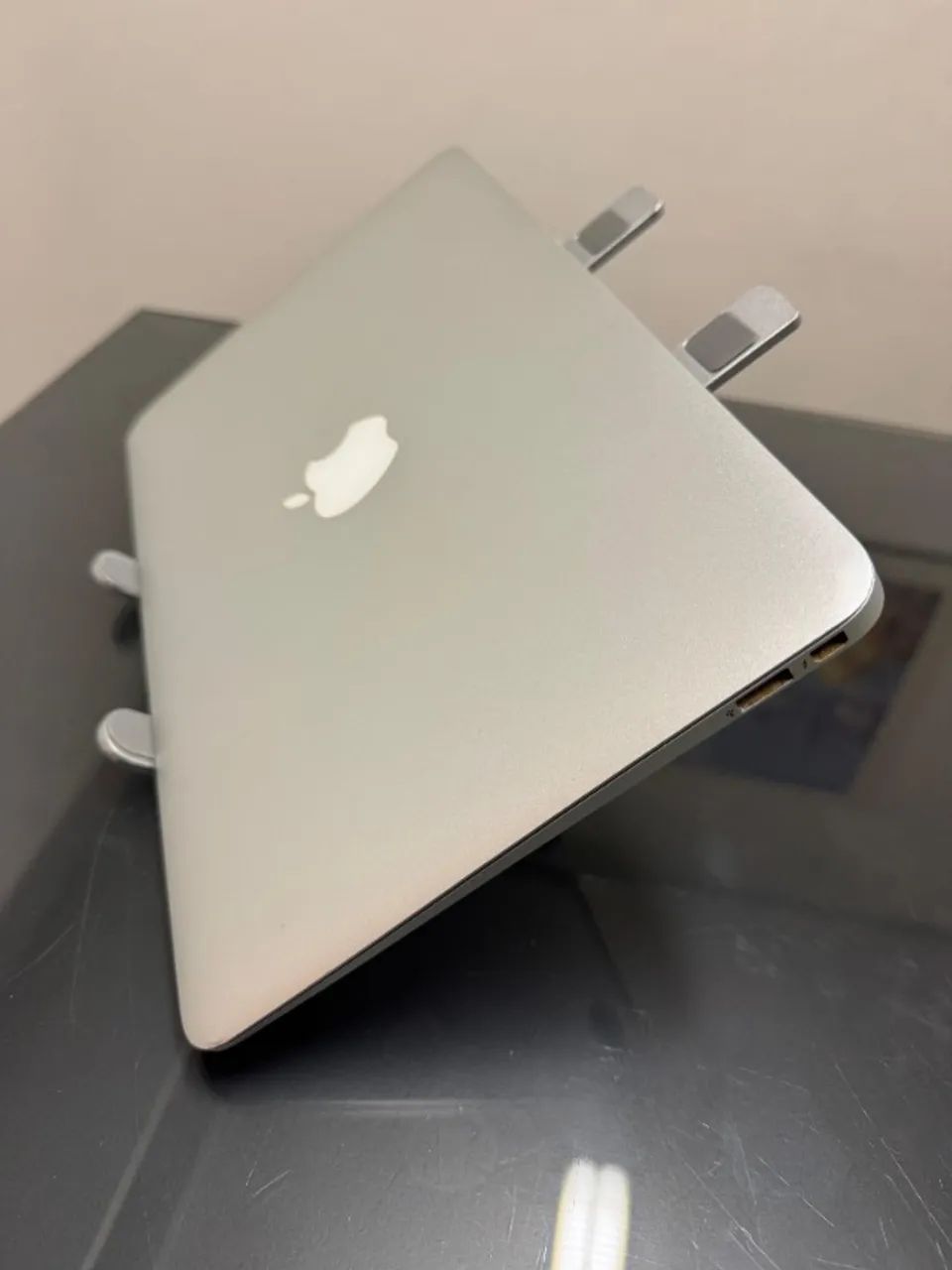 MacBook Air Silver - i5 - 4 GB RAM - Armazenamento 256GB - 11