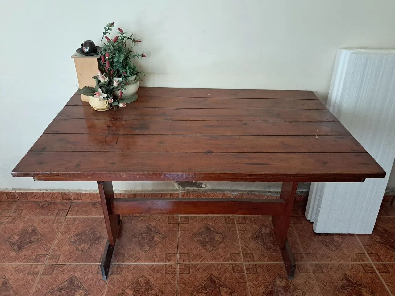 Mesa de madeira maciça. 