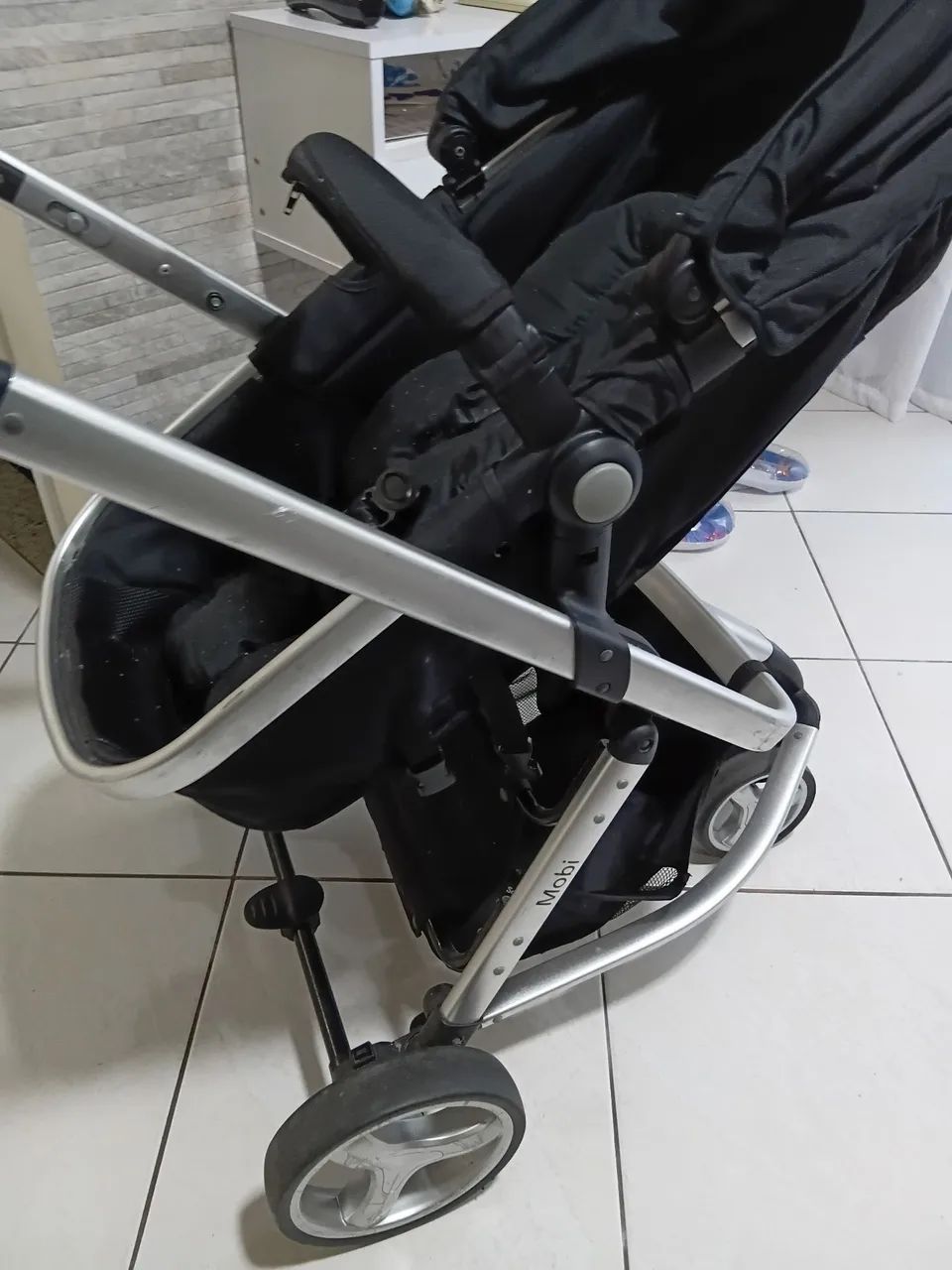  Carrinho de bebê com bebê conforto.  - Foto 2