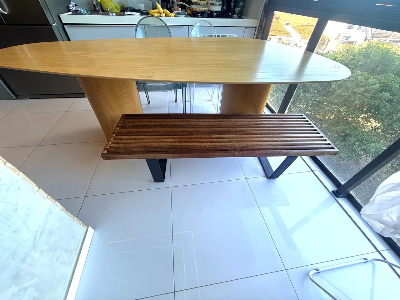 Mesa com banco madeira e duas cadeiras  - Foto 3