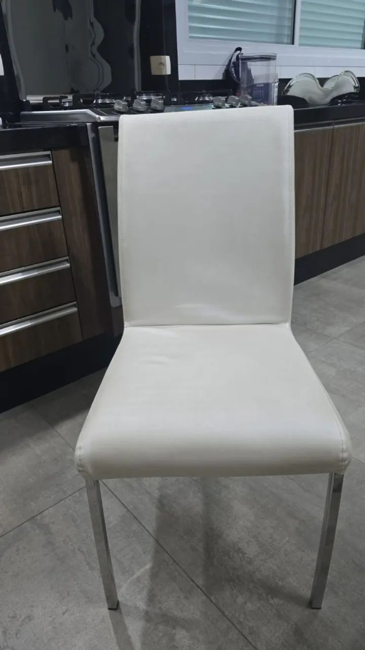 8 Cadeiras de Jantar Estofadas Claras com Pés em Inox