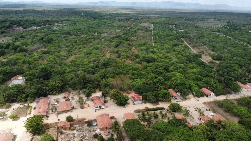 terreno com uma casa dentro 