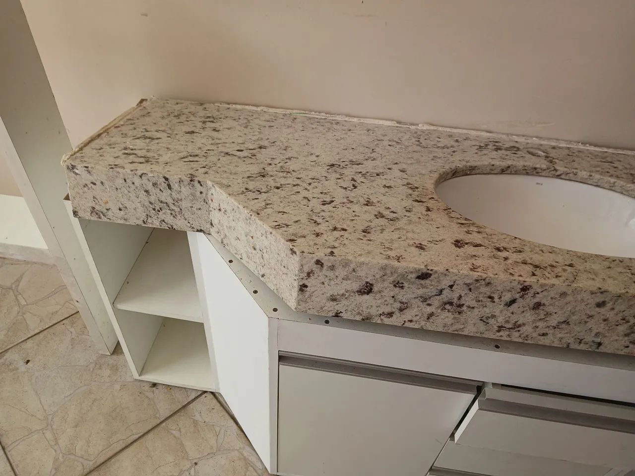 Lavatório de banheiro Completo em GRANITO e balcão de MDF