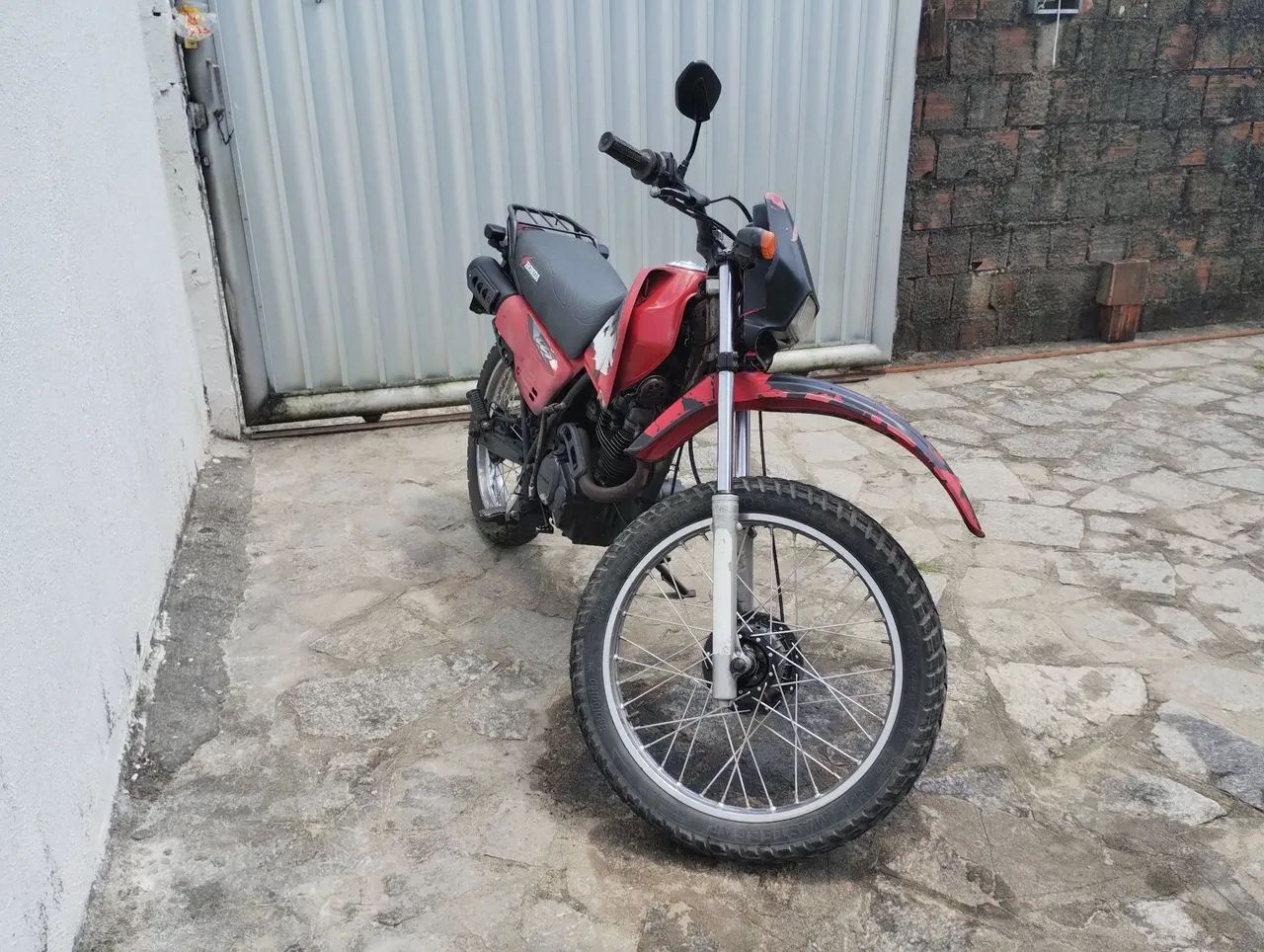 Honda XLR 235 bem conservada.
