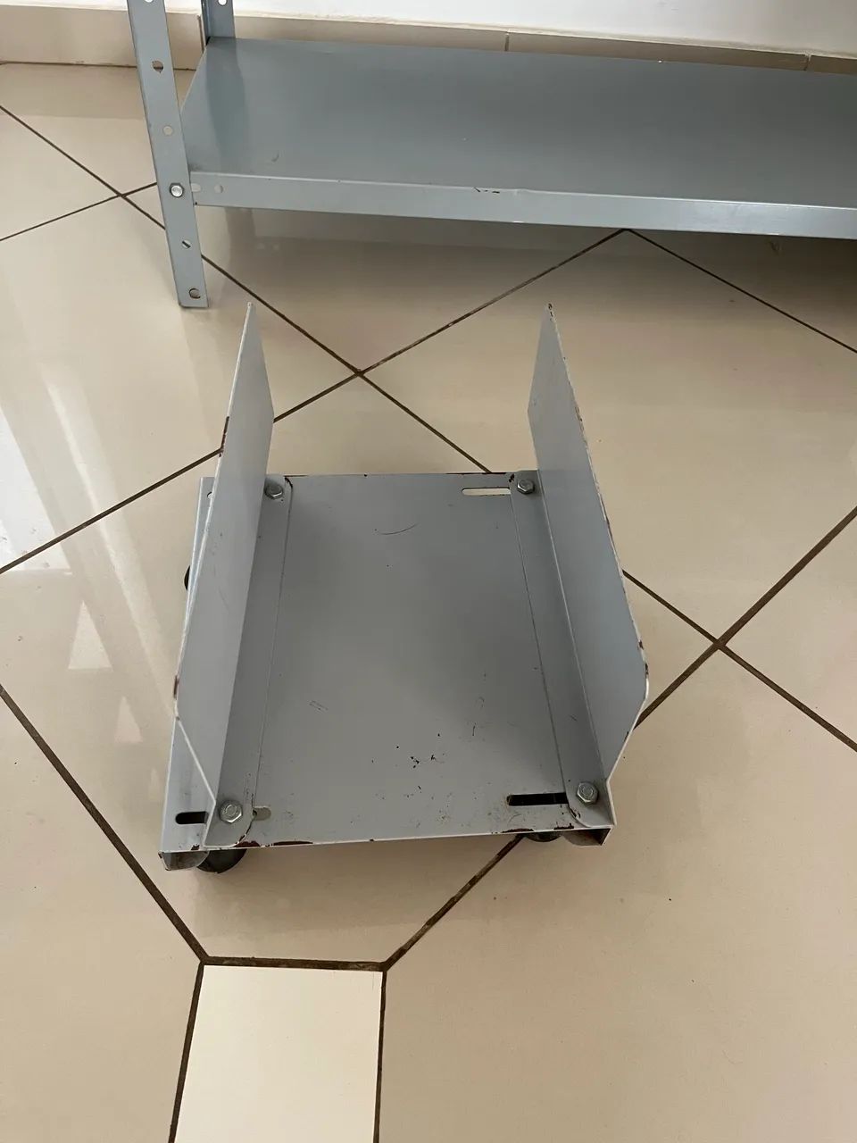 2 Suportes para CPU com rodinhas 