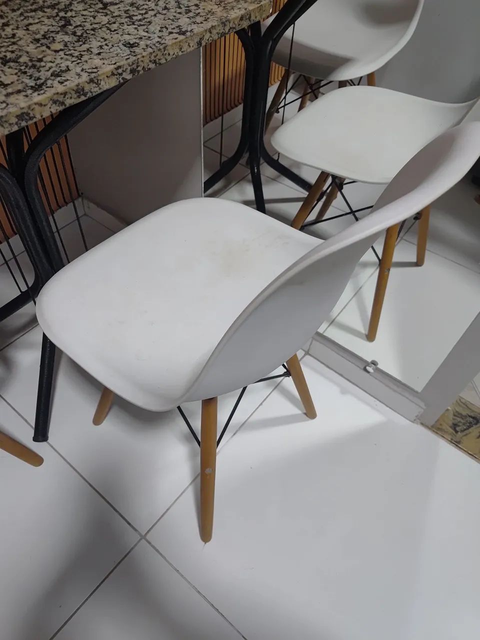 Jogo de Mesa de Granito + 2 Cadeiras Brancas Estilo Eames (Excelente Estado) - Foto 2