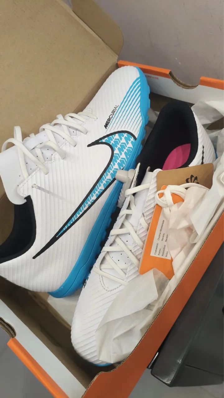 Chuteira Nike society 