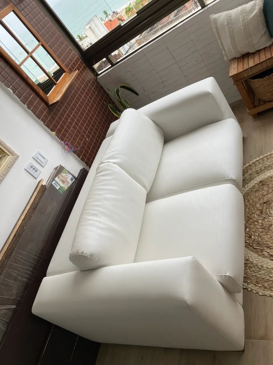 Sofá branco semi-novo em aquablock  - Foto 2