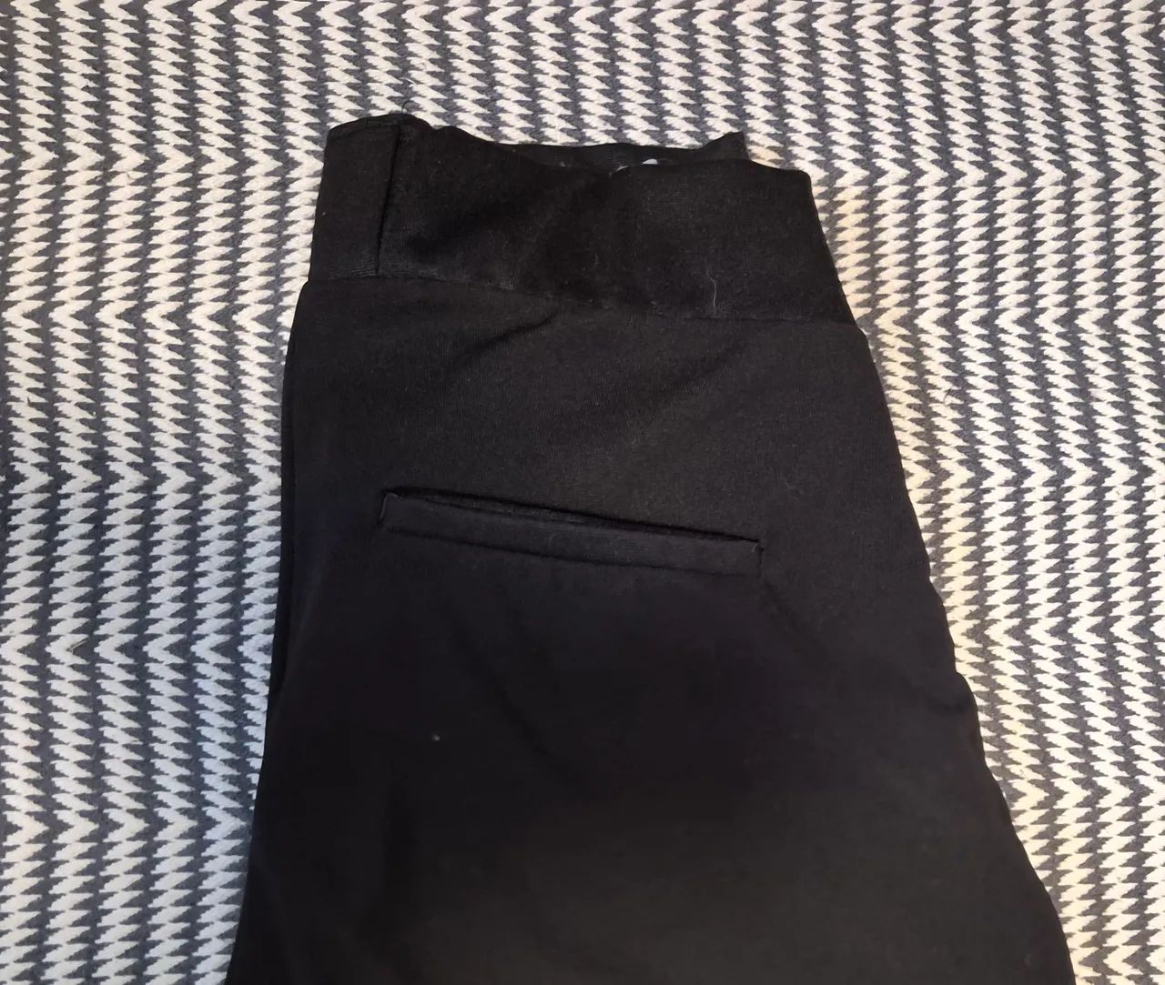 Calça em malha preta, friso lateral branco - Foto 3