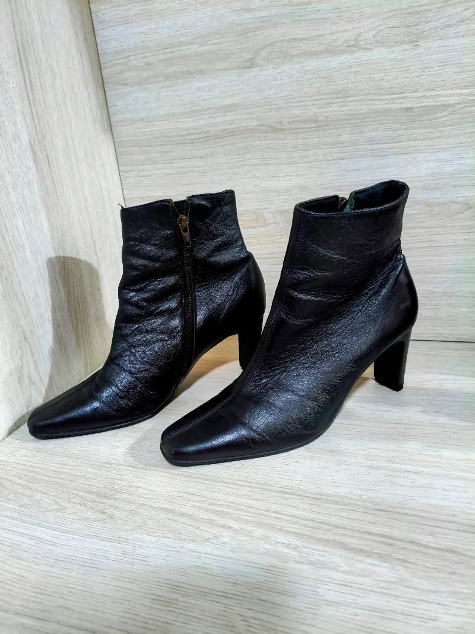 Bota feminina cano curto couro 