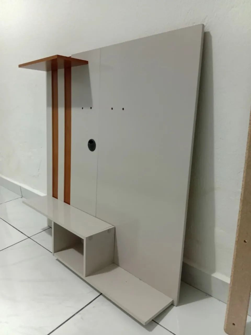 Painel para TV 32 a 43" com Rack/Bancada - Branco e Madeira - Foto 3