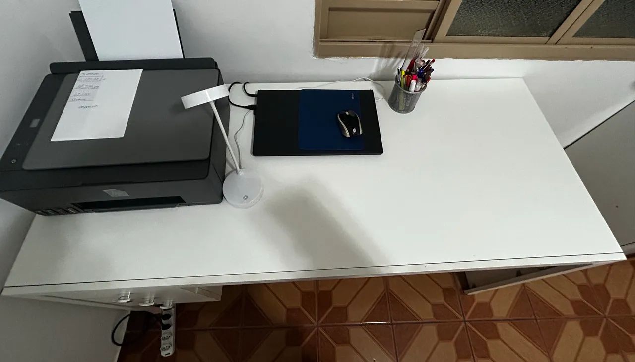 Mesa de escritório branca com 3 gavetas  - Foto 2