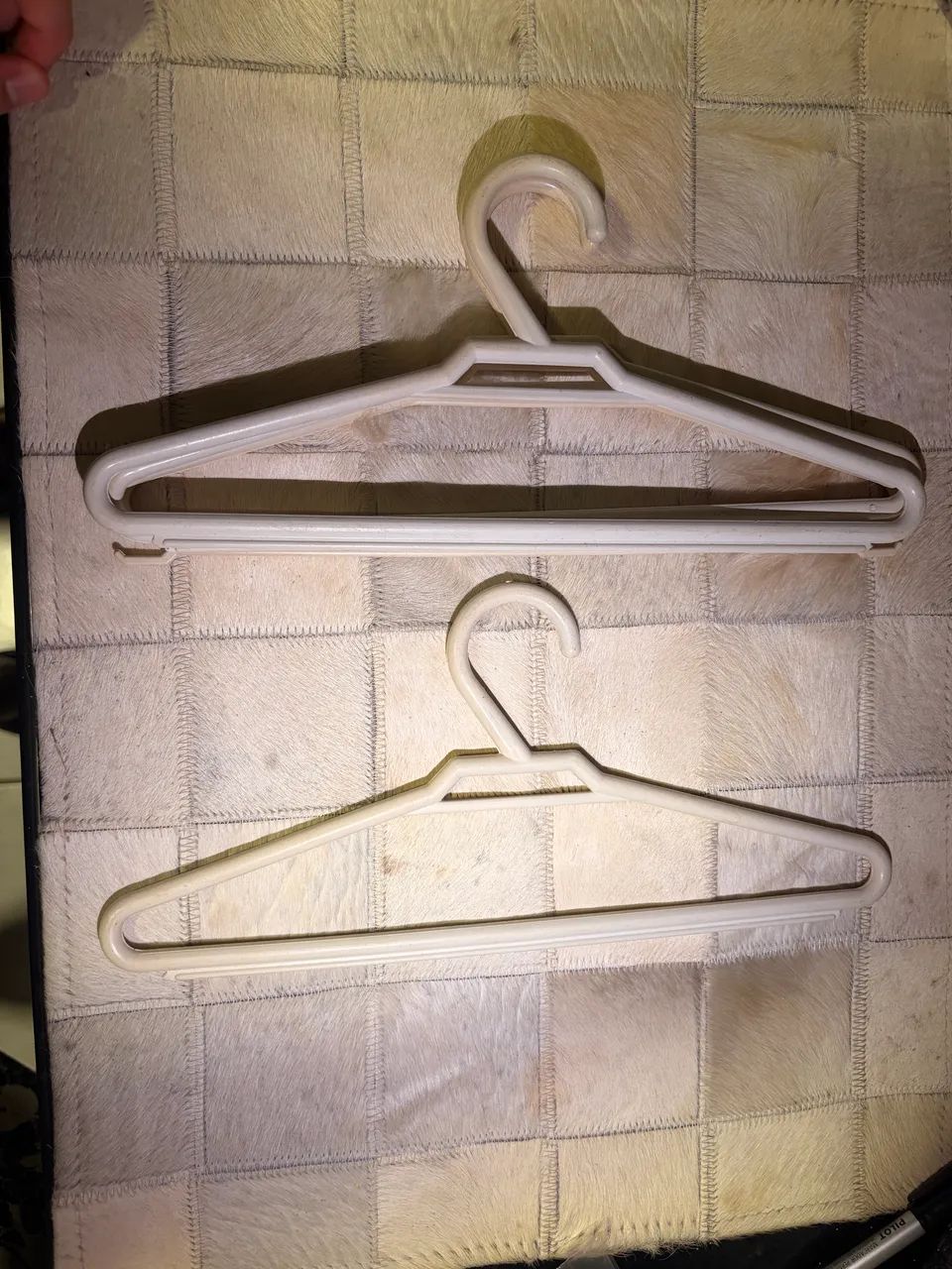 Cabides infantis na cor bege