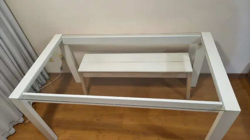 Mesa de jantar 6 lugares, com duas cadeiras e um banco - em bom estado - Foto 5