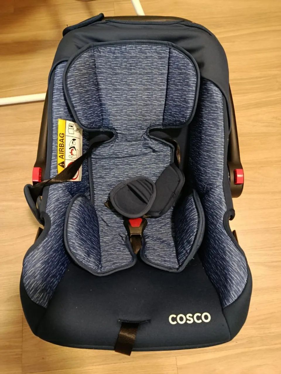 Carrinho de bebê com bebê conforto 