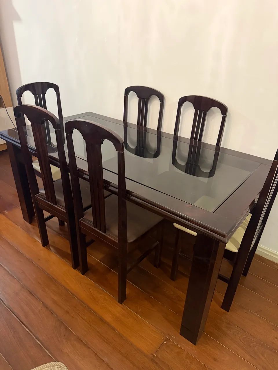 Mesa com 6 cadeiras de madeira maciça muito conservadas - Foto 2