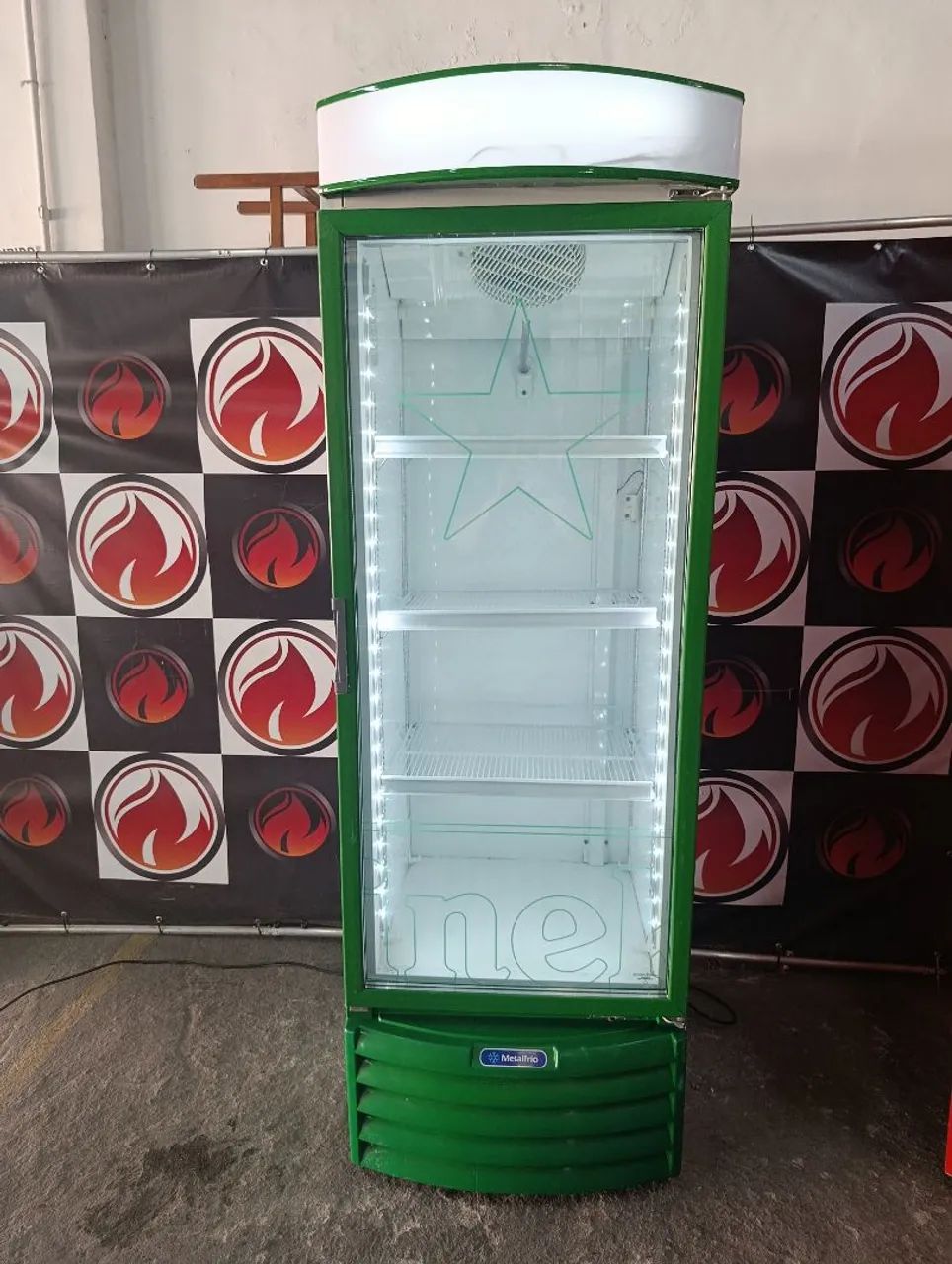 Cervejeira expositora vertical 378 litros 220 volts marca
