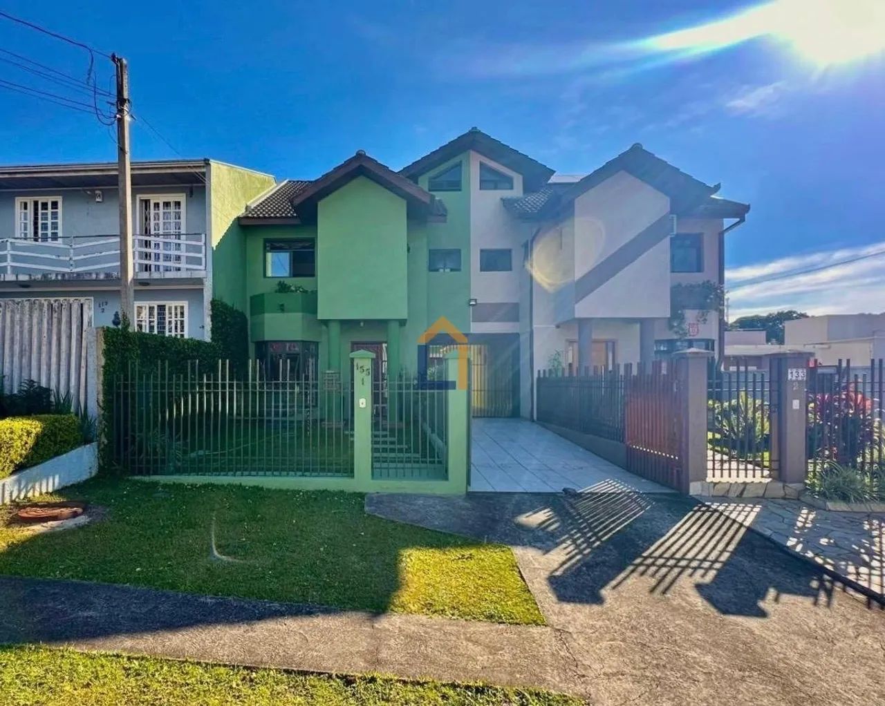 Sobrado Triplex com 250m² no bairro Atuba