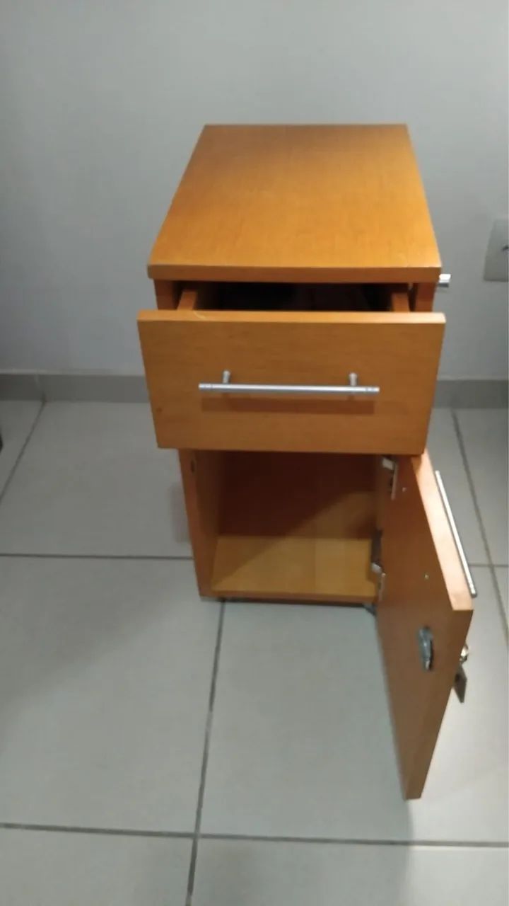 Gaveteiro de madeira com chave e rodinhas
