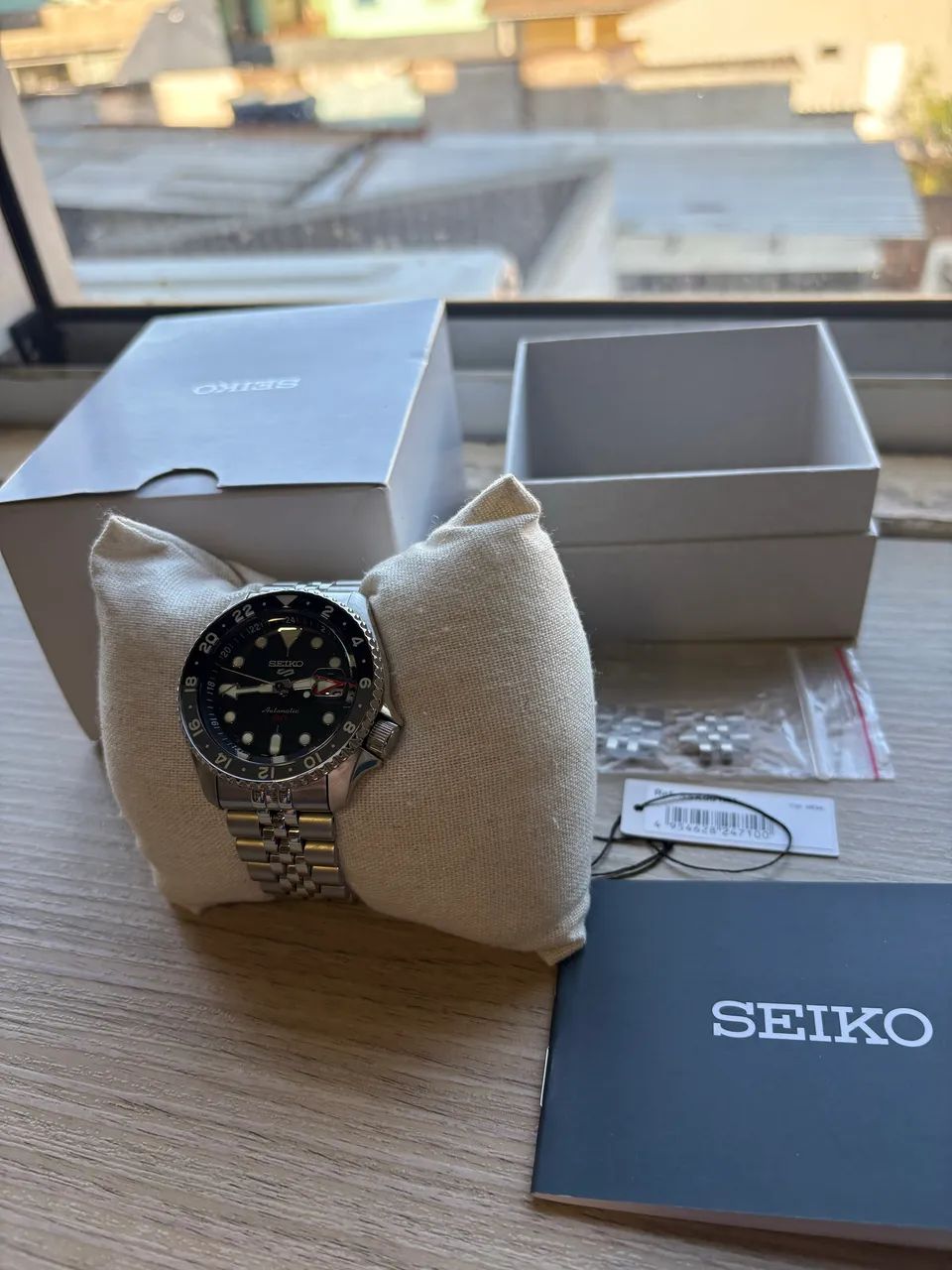 Seiko 5 GMT Bruce Wayne impecável  - Foto 5