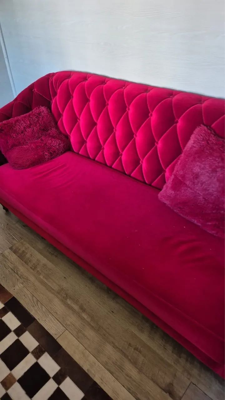 Sofá Clássico em Veludo Vermelho - Sofisticação e Conforto - Foto 2