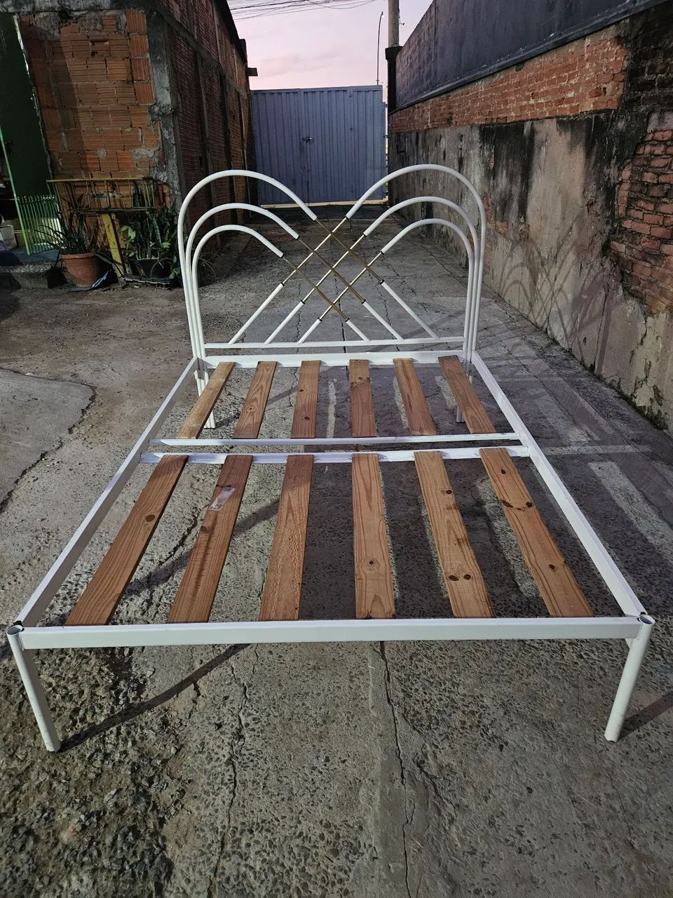 Cama tubular com colchão 