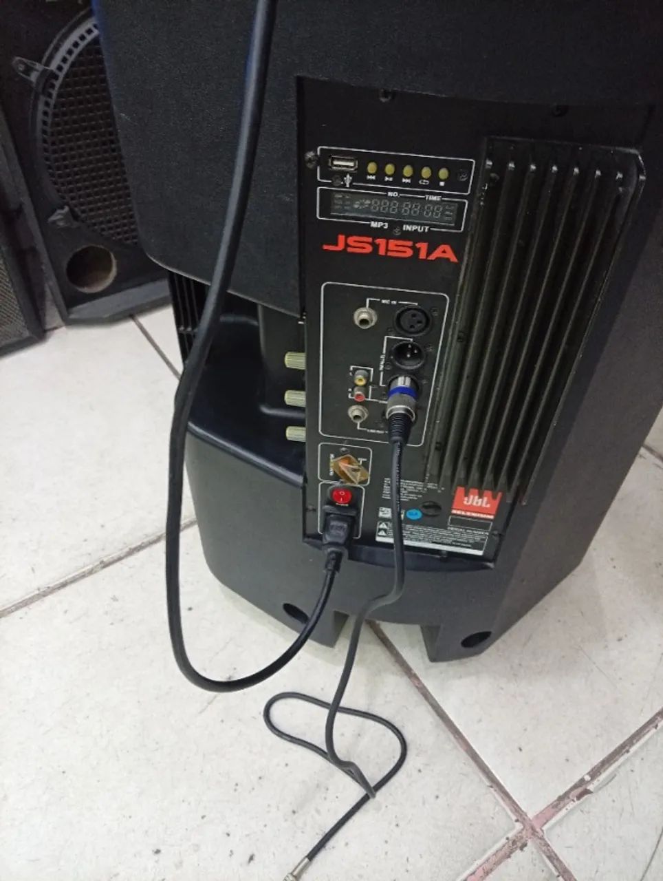 Caixa jbl amplificada semi nova  - Foto 5