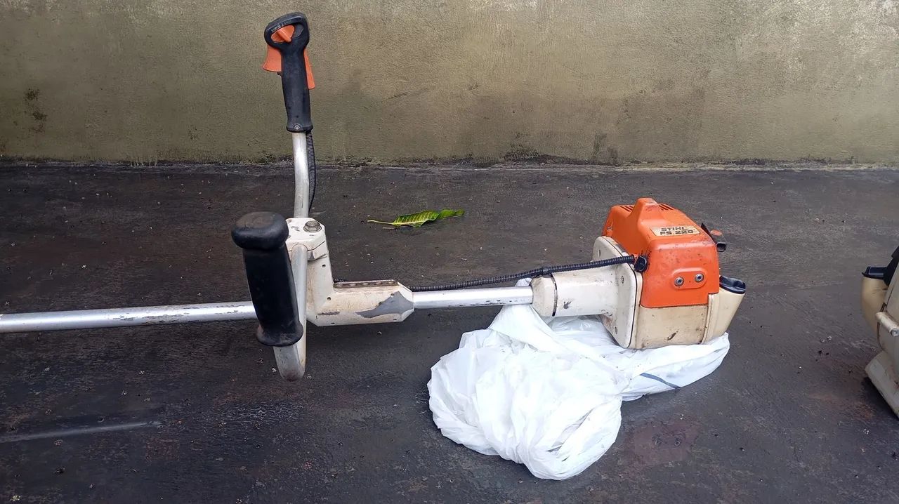 roçadeira a gasolina Stihl FS 220,