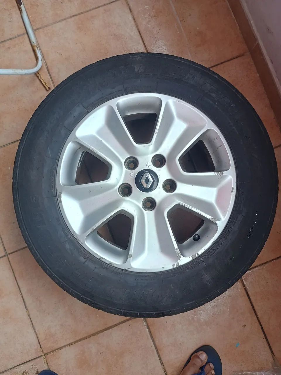 roda de liga leve com pneu  original Renault para os modelos Captur e Duster  aro 16 - Foto 2