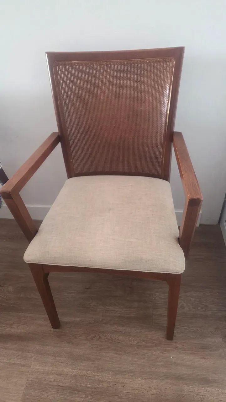 Vendo 8 cadeiras de madeira maciça precisando de reparos - Foto 2