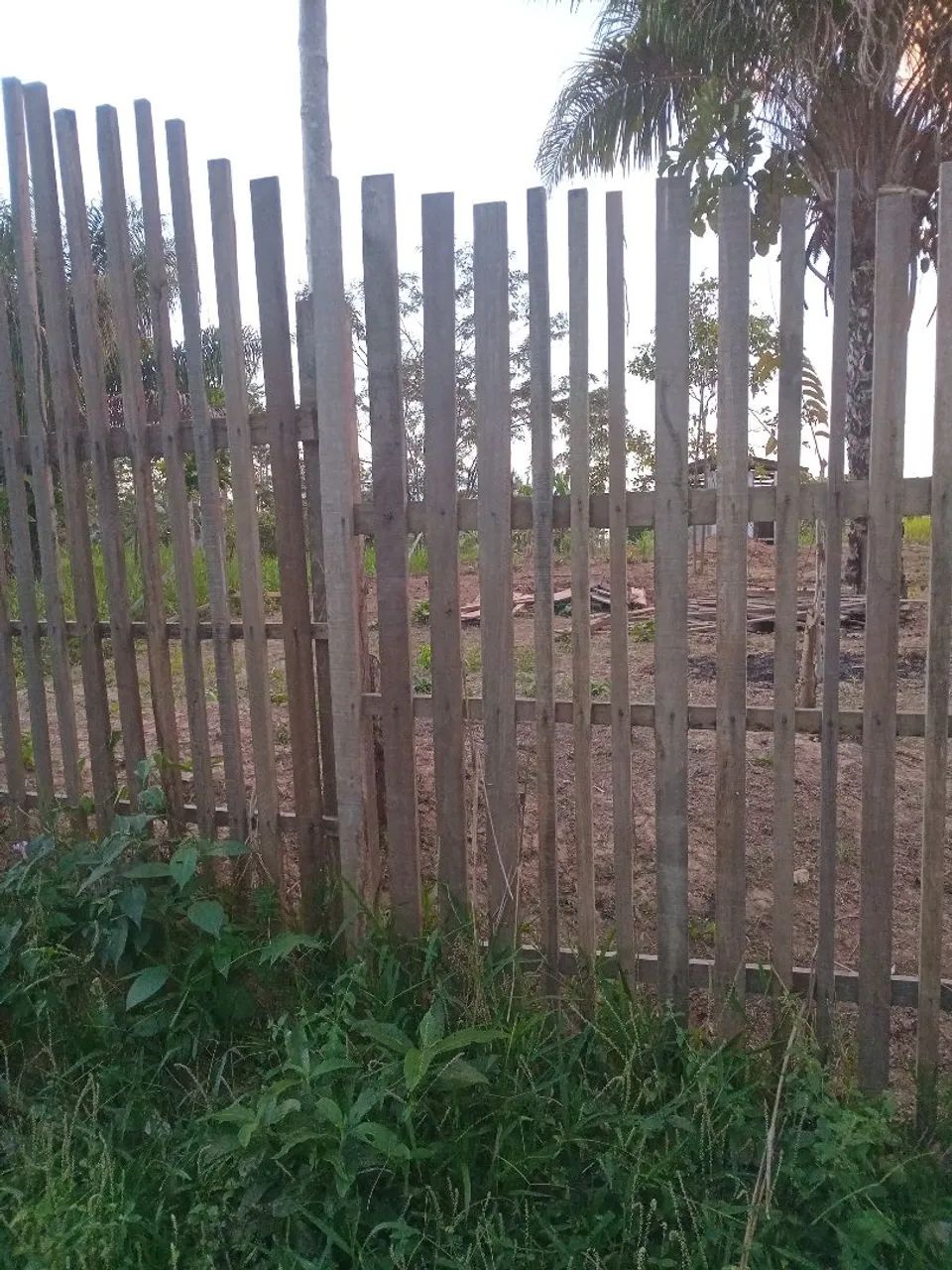 Terreno com casa de madeira inacabada.  - Foto 4