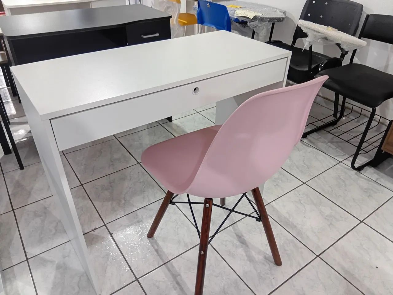 Mesa branca 90cm e cadeira estofada  - Foto 3