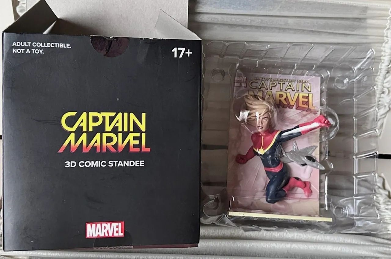 Boneco captain marvel 3d comic standee loot crate