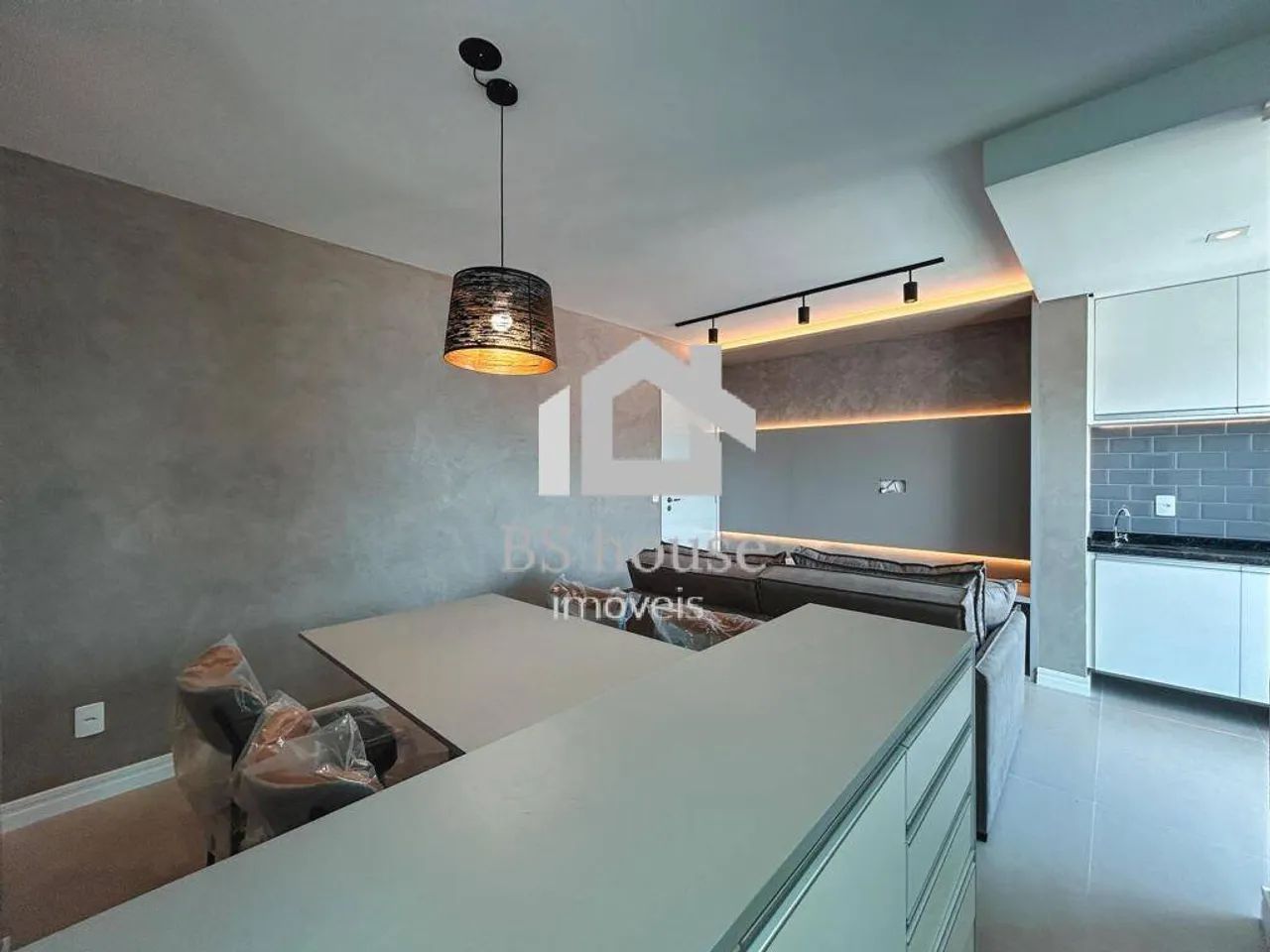 Apartamento com 2 dormitórios, planejados e varanda gourmet - Foto 4